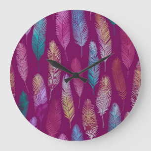 Relógio Grande Penas coloridas: padrão de fundo roxo.