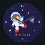Relógio Grande Pensava-se no Espaço dos Meninos Astronautas<br><div class="desc">Personalize este belo relógio com o seu nome,  monograma ou qualquer texto da sua escolha.</div>
