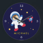Relógio Grande Pensava-se no Espaço dos Meninos Astronautas<br><div class="desc">Personalize este belo relógio com o seu nome,  monograma ou qualquer texto da sua escolha.</div>