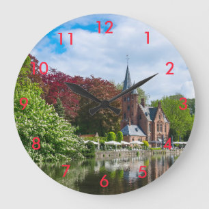 Relógio Grande Pequeno castelo perto do lago em Bruges, Bélgica
