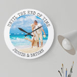 Relógio Grande Personalizada até o fim do tempo Foto de casamento<br><div class="desc">Relógio personalizado para um novo casal ou presente de aniversário. A foto está pronta para você adicionar uma foto de casamento ou uma foto romântica e você também pode e seus nomes. O texto diz "até ao fim do tempo", o que também pode ser personalizado, se assim o desejar. A...</div>