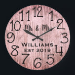 Relógio Grande Personalizado Rústico em Madeira Cinza<br><div class="desc">Belo, único, design personalizado de uma só peça apresenta nomes personalizados "dele" e "dela" em preto numa fonte cursiva em design sobreposto e o sobrenome e o ano de estabelecimento numa fonte cursiva em negrito com um fundo de madeira cinza. Personalize este relógio adicionando suas informações pessoais. Faz um ótimo...</div>