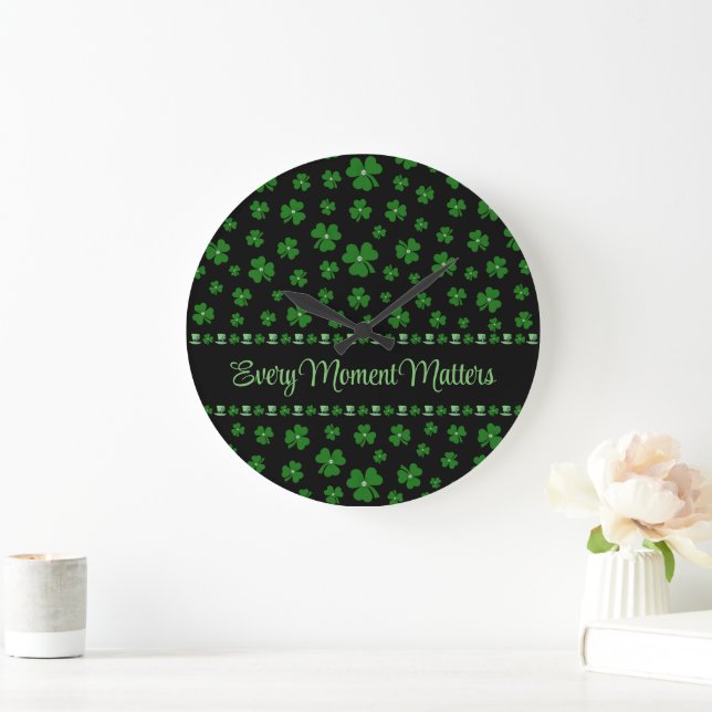 Relógio Grande Personalized St. Patrick’s Day Shamrock on Black (Lar)