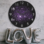 Relógio Grande Poeira de brilho púrpura preta<br><div class="desc">Um fundo preto chic,  decorado com poeira brilhante púrpura. Números brancos.</div>