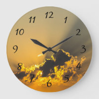 Por do sol dourado que ilumina uma nuvem