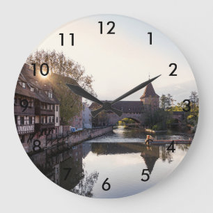 Relógio Grande Pôr do sol sobre a antiga ponte medieval em Nuremb