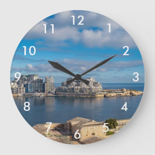 Relógio Grande Porto de Sliema e arranha-céus em Malta