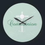 Relógio Grande Primeira Comunhão Sagrada, Script em Verde Suave<br><div class="desc">Este presente verde suave, lembrança e doação é bom para felicitar o menino ou menina pela sua Primeira Comunhão Sagrada.</div>
