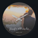 Relógio Grande Projete seu próprio casamento pessoal da foto<br><div class="desc">Criar seu próprio pulso de disparo de parede pessoal do casamento da foto.
Adicione seus próprios a maioria de foto bonita do casamento,  adicione seus nomes e data do casamento.
Um presente de casamento muito pessoal.</div>