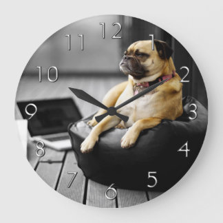 Relógio Grande Pug em repouso