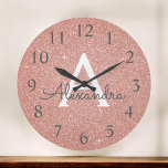Relógio Grande Rosa Rosa Rosa Rosa Dourada Sparkle Glitter Nome M<br><div class="desc">Cor-de-rosa - Rosa Dourado Sparkle Glitter Monographic Name (Nome do Monograma da Glitter Glitter) e First Serving Wall Clock (Relógio inicial de parede de serviço). O Relógio de Parede é o presente perfeito para alguém que ama brilho brilhante rosa.</div>