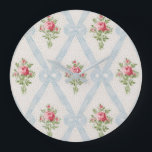 Relógio Grande Rosas Vitorianas Rosa com Fita Azul<br><div class="desc">buquês Bonito de rosa-rosa-rosa vitoriano com estrutura diagonal de fitas azuis-claras e arcos sobre fundo de casca de ovo macio com pontos sutis de cinza. Design é perfeito e escalável.</div>