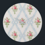 Relógio Grande Rosas Vitorianas Rosa com Fita Azul<br><div class="desc">buquês Bonito de rosa-rosa-rosa vitoriano com estrutura diagonal de fitas azuis-claras e arcos sobre fundo de casca de ovo macio com pontos sutis de cinza. Design é perfeito e escalável.</div>
