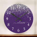 Relógio Grande Roxo Silver Glitter Girly Glam Monograma<br><div class="desc">Relógio de Nome do Monograma de Script Brugado com Glitter Glitter Roxo e Silver Sparkle Roxo. Isto faz o doce e perfeito aniversário de 16 anos,  casamento,  chá de panela,  aniversário,  chá de fraldas ou festa de solteira presente para alguém que ama luxo de luxo e estilos quíticos.</div>