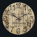 Relógio Grande Russo Personalizado De Madeira Marrom Personalizad<br><div class="desc">Um design personalizado bonito, único, do tipo "um de um" apresenta uma madeira marrom falso-rústica com personalização negra, seus nomes em um design de cobertura de fontes de script e o sobrenome e ano estabelecidos em um roteiro em negrito com um fundo de efeito de madeira impresso. Personalize este relógio...</div>