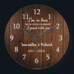 Relógio Grande Rustic Brown Wood Love Cote Aniversário de Casamen<br><div class="desc">Relógio de aniversário de casamento com uma citação romântica 'Estou apaixonado por cada momento que passei com você' para expressar seu amor.Personalize com nome e ano.</div>