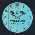 Relógio Grande Rustic Personalizado Para Madeira Teal<br><div class="desc">Um design personalizado bonito, único, do tipo "um de um" apresenta uma madeira azul-lacre-russa com personalização negra, seus nomes em um design de cobertura de fontes de script e o sobrenome e ano estabelecidos em um roteiro em negrito com um fundo de efeito de madeira impresso. Personalize este relógio adicionando...</div>