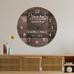 Relógio Grande Rustic Wood Love Cote Casamento Aniversário<br><div class="desc">Relógio de aniversário de casamento com uma citação romântica 'Estou apaixonado por cada momento que passei com você' para expressar seu amor.Personalize com nome e ano.</div>