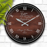 Relógio Grande Rustic Wood Personalizado Aniversário Grande Relóg<br><div class="desc">Diversão, design personalizada. Faz o presente perfeito para um aniversário ou para a festa de inauguração da casa. Um bonito fundo de madeira falsa, com um adorável sentimento que diz "o amor que partilhamos está destinado à idade à perfeição", juntamente com os primeiros nomes dos casais e a data do...</div>