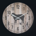 Relógio Grande Rustic Wood Planks Nome Personalizado Família Shee<br><div class="desc">Rustic Wood Planks Personalizado Family Name Sheep Large Farmhouse Style Clock apresenta um fundo de madeira em apuros,  com uma ovelha vagarosa e é personalizado com o seu nome. Parte de uma coleção.</div>