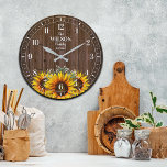 Relógio Grande Rústico Sunflower e Wood Family Name<br><div class="desc">Diversão,  design personalizada. Faz o presente perfeito para um casamento,  casamento ou qualquer ocasião!</div>