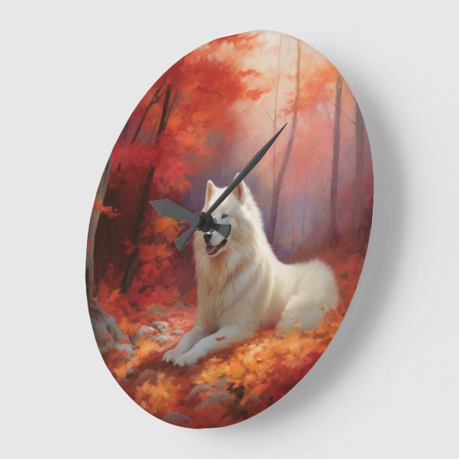 Relógio Grande Samoyed nas Folhas de Outono Caídas Inspira  (Ângulo)