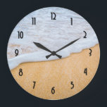 Relógio Grande Sandy Beach com Surf Foamy<br><div class="desc">Um relógio com uma fotografia de uma praia ouro marrom arenosa com surf branco de espuma.</div>