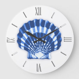 Relógio Grande Shell Scallop - Azul Marinho em um Fundo Branco