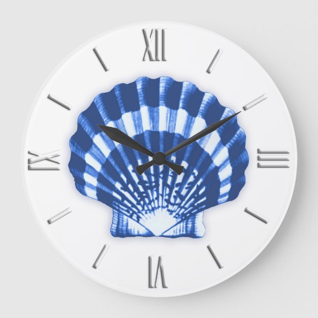 Relógio Grande Shell Scallop - Azul Marinho em um Fundo Branco (Frente)