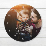 Relógio Grande Sobreposição de Fotos da Família Personalizada Mon<br><div class="desc">Crie um relógio especial, tipo redondo ou quadrado. O design de relógio personalizado apresenta o nome da sua família em fontes modernas simples sobrepostas à sua foto da família de sangramento do cheio. Use as ferramentas de design para adicionar mais fotos e texto e escolha fontes e cores que correspondam...</div>