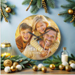 Relógio Grande Sobreposição de Texto de Foto da Família Elegante<br><div class="desc">Crie a manutenção de uma família de eternos com este simples e elegante relógio fotográfico. Apresentando um design minimalista com uma encantadora cobertura de roteiro familiar, esta placa exibe lindamente suas fotos familiares favoritas. Perfeito para crianças, pais, e avós, um presente adorável para dia de as mães ou dia de...</div>