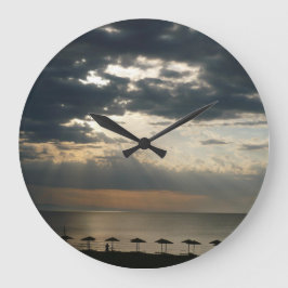 Relógio Grande Surgimento do sol sobre a praia na Grécia Foto Cên