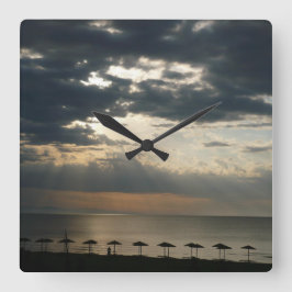 Relógio Grande Surgimento do sol sobre a praia na Grécia Foto Cên