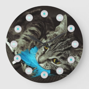Relógio Grande Tabby Cat com pena de Shirley Taylor