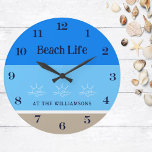 Relógio Grande Tan Blue Stripes Family Name Beach House<br><div class="desc">Apresentando a adição perfeita ao seu retiro costeiro, um Relógio de Parede de Praia da Família Personalizada. Essa design apresenta listras de azul legal que lembram o oceano, complementadas pelas cores branca e brava da areia em uma praia tranquila, e sóis ascensões sobre o mar. Cada relance deste relógio traz...</div>
