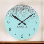 Relógio Grande Teal Aqua Blue Silver Glitter Girly Monographic No<br><div class="desc">Relógio de Nome do Teal Azul Aqua e do Minirola Espelho Silver com a Glitter. Isto faz o doce e perfeito aniversário de 16 anos,  casamento,  chá de panela,  aniversário,  chá de fraldas ou festa de solteira presente para alguém que ama luxo de luxo e estilos quíticos.</div>