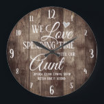 Relógio Grande Tempo de Gasto da Tia com Nome Personalizado<br><div class="desc">Relógio de família divertido com fundo texturizado de madeira. Adoramos passar tempo com os nomes personalizados das crianças. Adicione os nomes das crianças na parte inferior do relógio para um presente de manutenção único.</div>