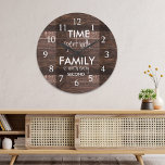 Relógio Grande Tempo Rustic Brown Wood Passado Com Citação Famili<br><div class="desc">Relógio estilo fazendeiro com uma inspiradora citação familiar "O tempo passado com a família vale a cada segundo" em um fundo de madeira rústica.</div>