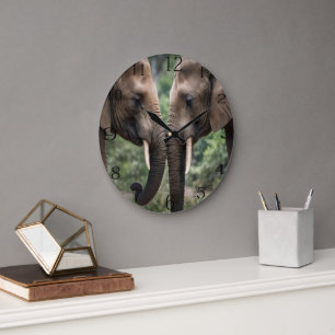 Relógio Grande "Tronco para Tronco: Um Gentil Embrace Elefante"