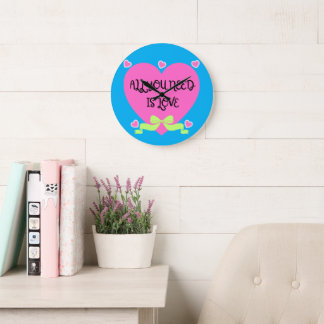 Relógio Grande Tudo o que Você Precisa É Amor – Design de Coração