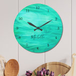 Relógio Grande Verde moderno<br><div class="desc">Este relógio colorido de parede é decorado com um padrão de espiral verde. Facilmente personalizável com seu nome ou monograma. Use a opção Personalizar mais para alterar o tamanho, o estilo ou a cor do texto, se desejar.</div>