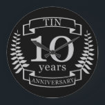 Relógio Grande Véspera de casamento tradicional de marfim 10 anos<br><div class="desc">Uma design para celebrar 10 anos de casamento. Este design tem uma Cinza / prata (a cor tradicional para este aniversário), design de louros colorida sobre fundo preto. Tin é o presente tradicional para esta ocasião. No texto lê-se Tin 10 anos de aniversário. Uma design romântica para comemorar seu 10º...</div>