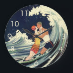 Relógio Grande Vintage Art Deco lança beijo nas ondas na praia<br><div class="desc">Ilustração Vintage arte deco amor e imagem romântica com um jovem casal abraçando e beijando sob o surf,  uma onda oceânica na praia. Artista: George Barbier,  c. 1921.</div>