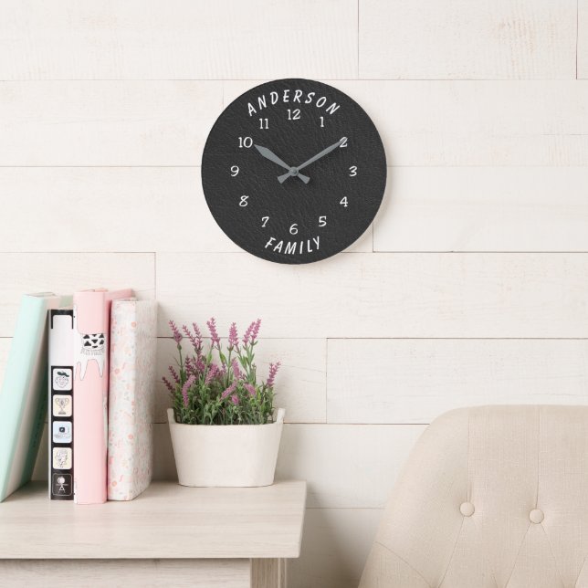 Relógio Grande Wall Clock with Family Name (Sala de leitura)