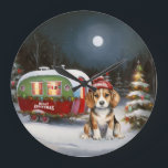 Relógio Grande Winter Beagle Caravan Christmas Adventure<br><div class="desc">Adotar a magia de uma noite de inverno nevada enquanto uma caravana desliza graciosamente através da paisagem iluminada pela lua. A beleza serena da neve escutadora e o brilho encantador da lua criam uma cena cativante,  prometendo uma aventura inesquecível de Natal cheia de calor,  alegria e memórias queridas.</div>