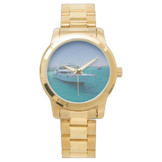 Relógio Iate branco-neve perto da Ilha Branca no Mar Verme