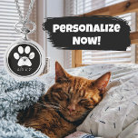 Relógio Impressão em tela branca e preta com o nome do seu<br><div class="desc">Eleve o vínculo que você compartilha com seu querido animal de estimação com nossa Paw Preta e Branca Impressa com o relógio do nome do seu animal. Celebre a conexão exclusiva que você tem com seu companheiro furioso personalizando este elegante cronograma. Imprimido com um encantador design e adorado com o...</div>