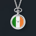 Relógio Irish Flag Enche Necklace<br><div class="desc">O relógio de colar apresenta uma bandeira irlandesa que ocupa todo o espaço imprimível. Simples, mas adorável, design para compartilhar sua herança e cultura. presente de excelente para qualquer ocasião para o seu irlandês favorito. Não só excelente para celebrar Ruas. Dia de Patrick, mas também, reuniões familiares, reuniões de mãe...</div>
