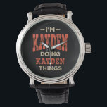 Relógio Kayden Nome Funny Personalizado Birthday Kayden<br><div class="desc">Esta é uma design com texto que eu sou Kayden fazendo coisas Kayden. Um presente legal para amigos ou família chamado Kayden. Se o seu primeiro ou sobrenome é Kayden,  então este produto é para você. Presente para Kayden no Dia de os namorados.</div>