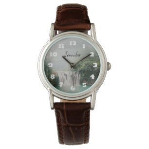 Relógio Linda cachoeira em uma floresta de montanha